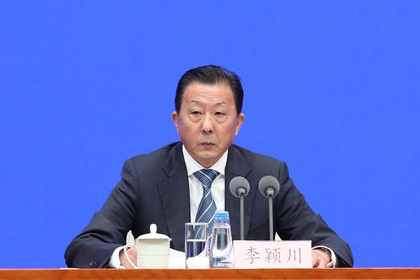 当他们在训练课时，眼睛会睁开，看到一些新鲜的东西。